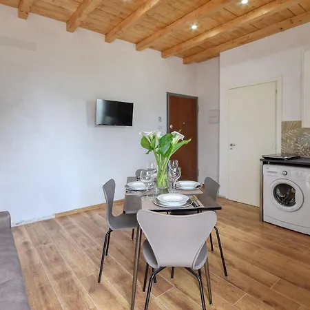 アパート 1 Bedroom Stunning In キアーヴァリ